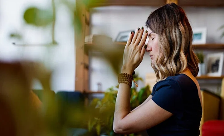 Young lady meditating Neuroscience-of-gratitude